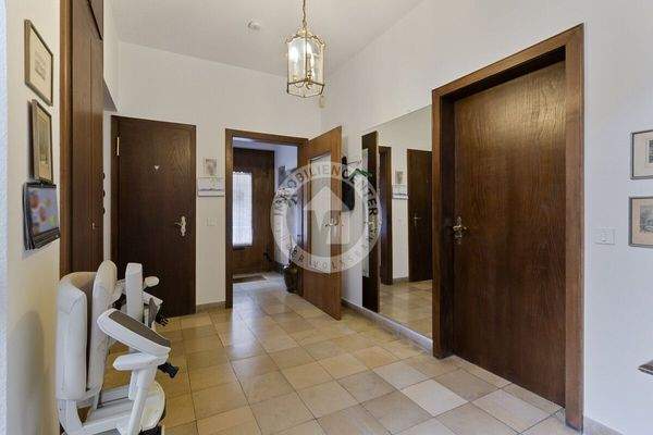 Der großzügige Flur mit Blick in den Windfang