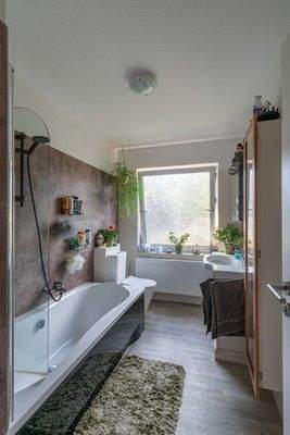 Bad mit Wanne und Duschfunktion