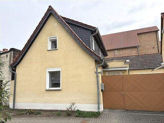 Außenansicht mit Einfahrt