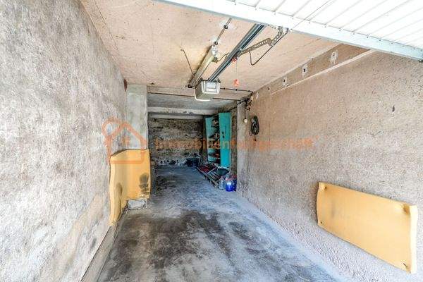 Geräumige Garage mit Tor