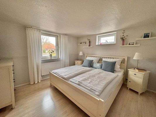 Großzügiges Schlafzimmer (OG)