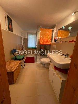 Modernes Badezimmer im Erdgeschoss