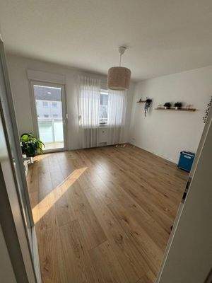 Wohnzimmer mit Balkonzugang