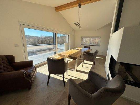 OG: Essplatz mit Kamin