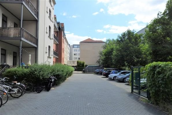 Hof mit Stellplätzen (Sommer 2024)