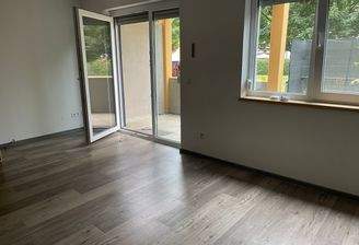 Helles Wohnzimmer mit Balkon