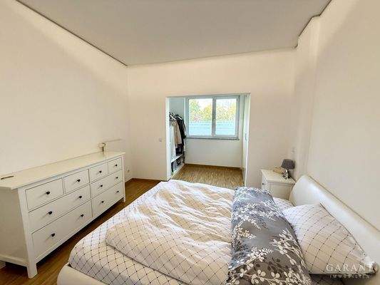 Schlafzimmer mit Ankleideraum