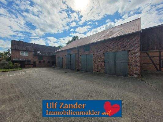 Die Nebengebäude sind alle vermietet.