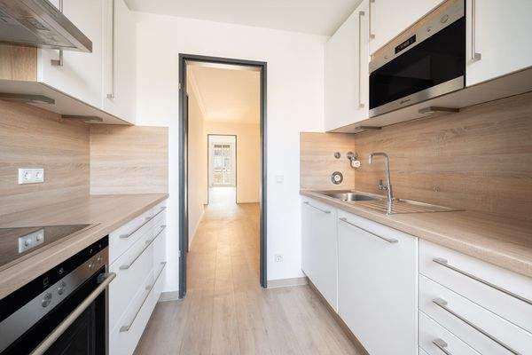 Küche mit Blick in den Flur