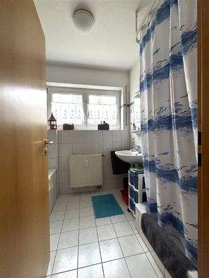 Tageslicht-Badezimmer mit Badewanne und Dusche