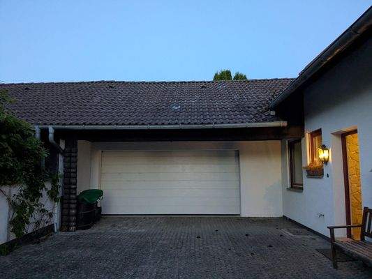 Einfahrt und Garage