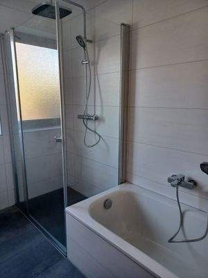Badezimmer Dusche+Wanne.jpg