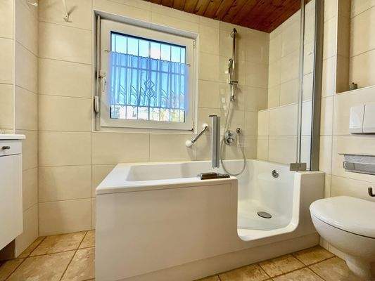 Bad mit begehbarer Wanne