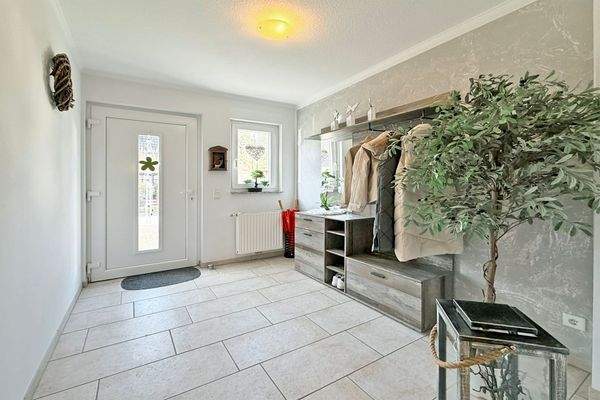 großzügige Diele im UG