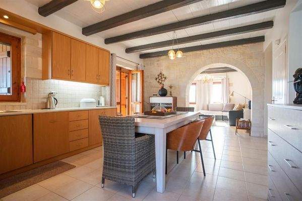 Kreta, Kolymvari: Villa mit Meer- und Bergblick und unabhängigem Apartment zu verkaufen