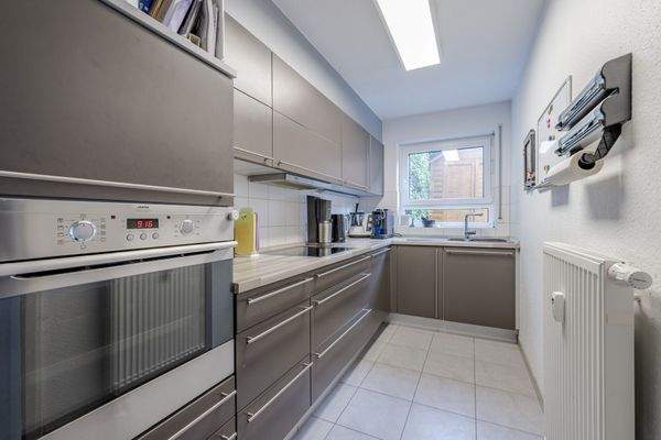 Einbauküche mit Vorratskammer