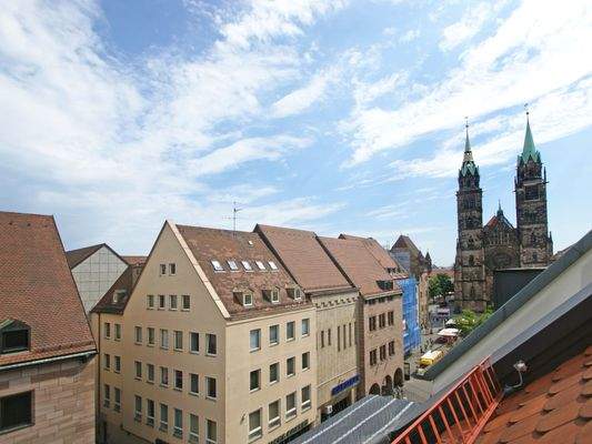 Ausblick vom Wohnbereich auf die Nürnberger Lorenzkirche