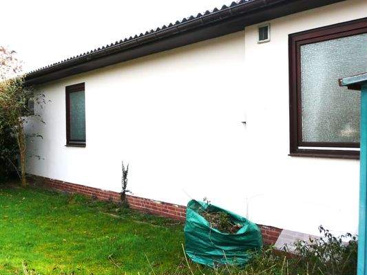 Seitenansicht mit Rasenfläche 