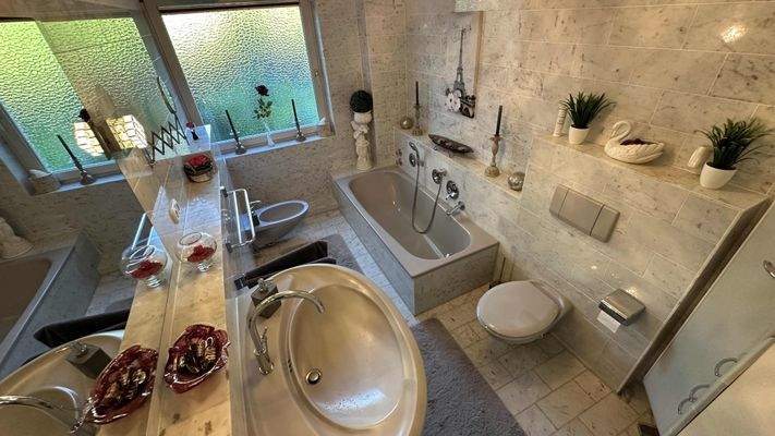 Wannenbad mit Fenster