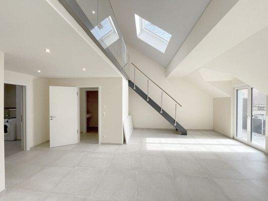 Bürobereich mit Aufgang zur Galerie