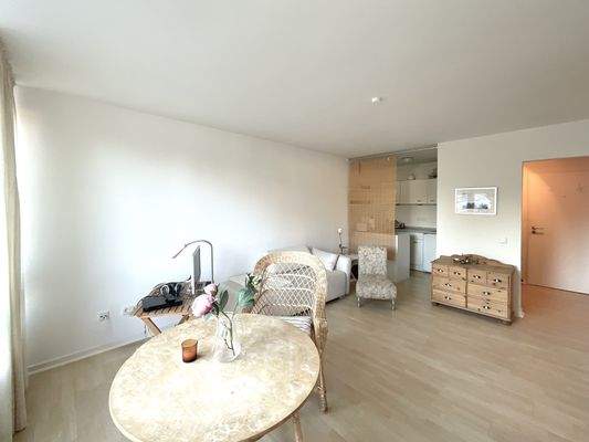 Wohnzimmer mit Blick zur Kochnische