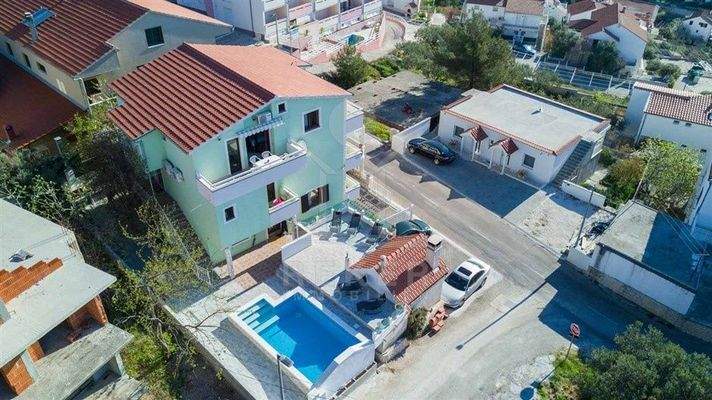 Toller Pool mit Sonnendeck