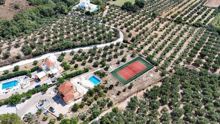 Kreta, Kournas: Spektakuläre Villa mit Tennisplatz nahe des Kournas-Sees zu verkaufen