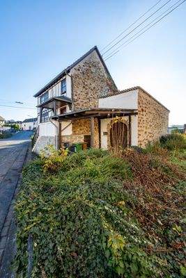 Schöne Bruchsteinfassade