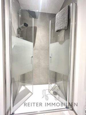 EG links Badezimmer mit zwei Duschen