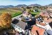 Luftbild mit Blick auf Reben und Pfälzerwald