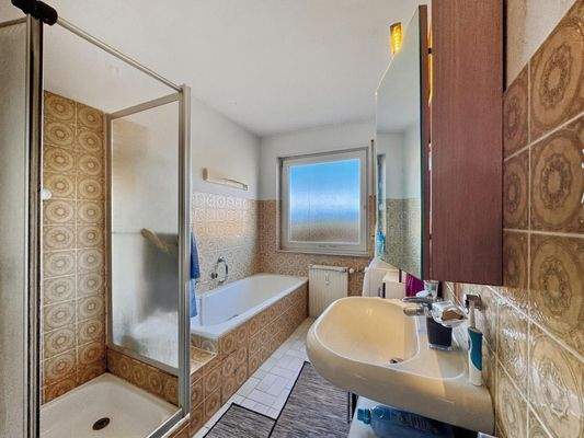 Bad mit Badewanne und Dusche