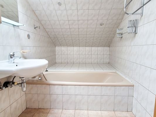 Badezimmer mit Wanne DG