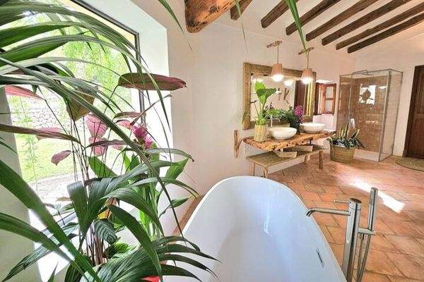 Rustikales Badezimmer mit Naturstein und Holzdetails