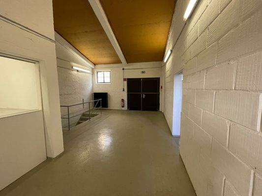 Raum 1 und Zugang zur Fläche