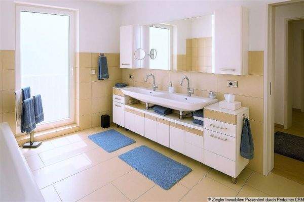17 OG Tageslichtbad mit Badmöbeln