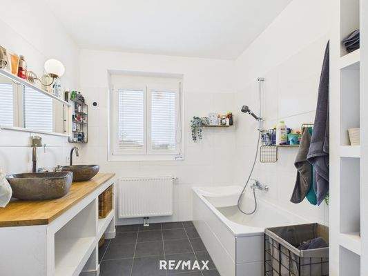 Badezimmer mit Doppelwaschbecken