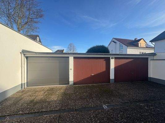 LINKE GARAGE MIT AUTOMATIK DECKEN-SEKTIONALTOR