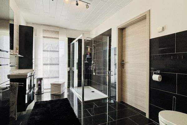 modernes Duschbad - edel in Schwarz & Weiß