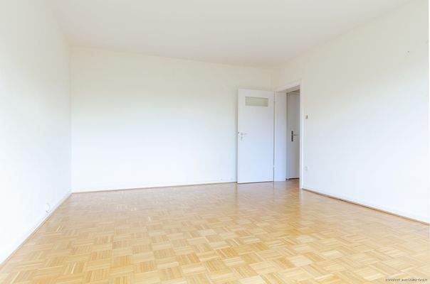 Wohnraum mit Echtholz-Parkettboden