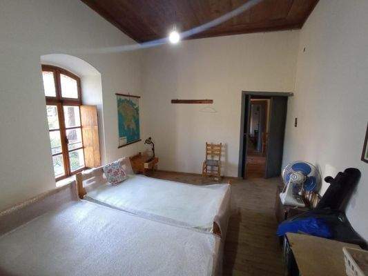 Kreta, Neapoli: Großes Steinhaus mit unvollendetem Gästehaus, Olivenhain und Garten zu verkaufen