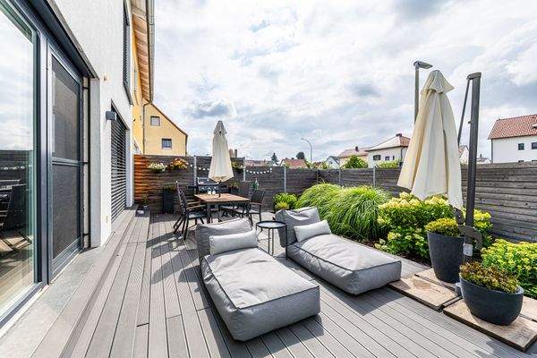 Wohlfühloase mit stilvoller Terrasse und grünem Ambiente