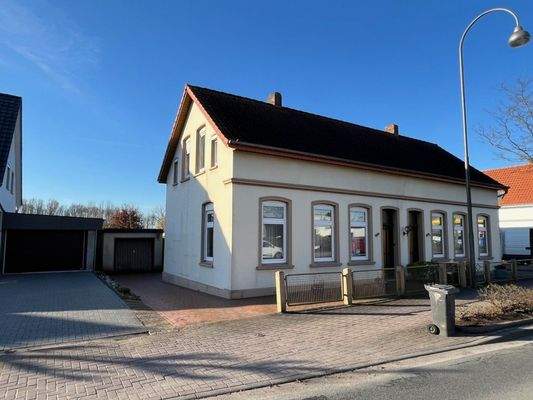 Strassenansicht mit Zufahrt