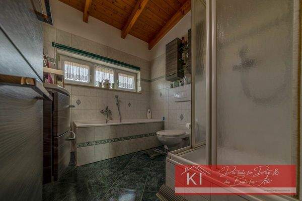 OG Tageslichtbadezimmer (Wanne/Dusche/WC)