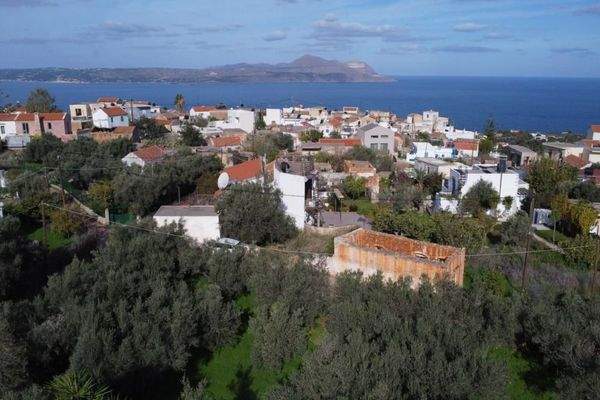 Kreta, Kokkino Chorio: Eckgrundstück in der Nähe des Dorfes und der Einkaufsmöglichkeiten zu verkaufen