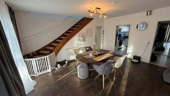 Wohn- und Essbereich - Zugang zum Dachgeschoss