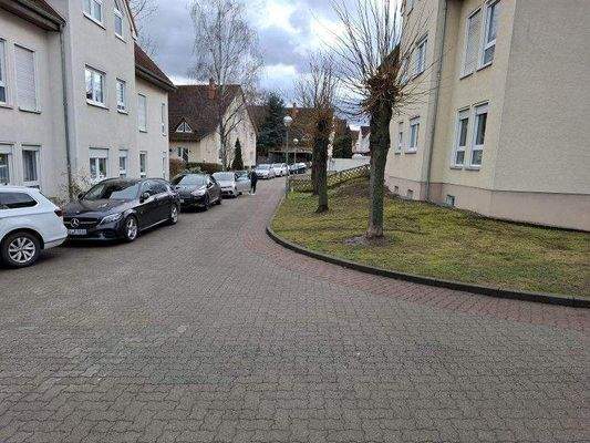 Zufahrtsstraße im Wohngebiet