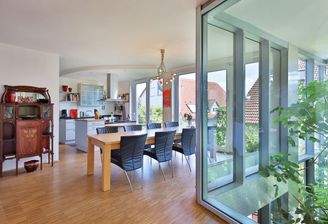 Heller, offener Essbereich und Küche