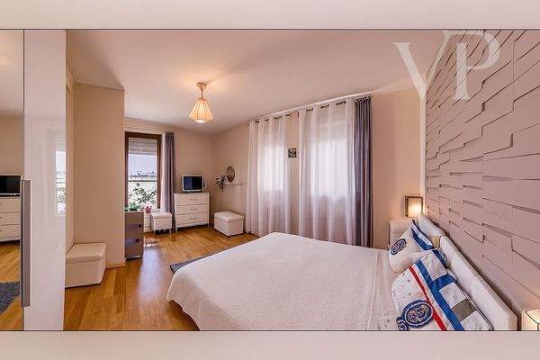 háló fehér ágytakaróval