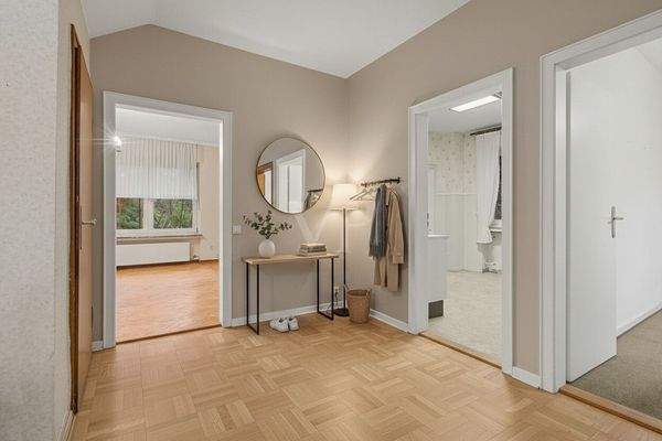 Diele EG_KI renoviert (Boden, Malerarbeiten, Türen weiß)