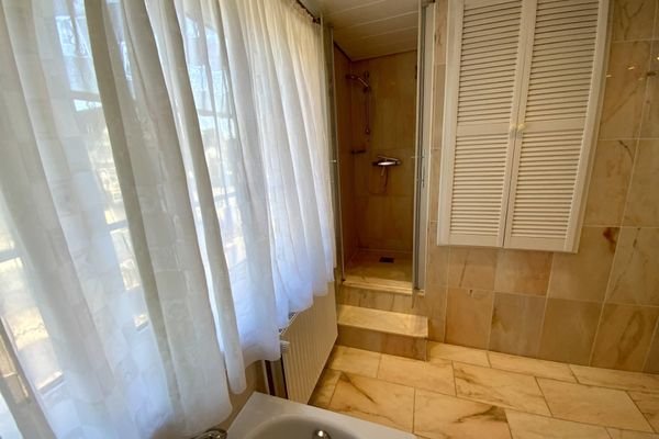Separate Dusche
